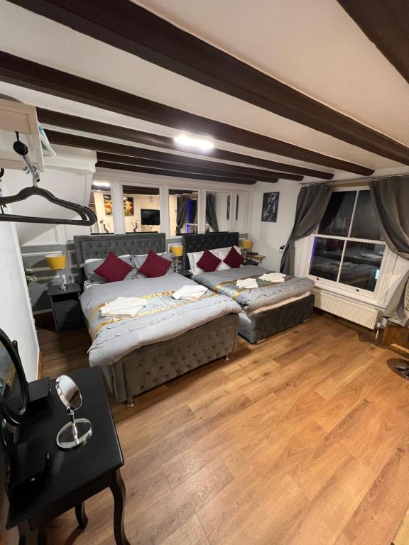 惠特比HELIN’s Cottage的大房间设有两张床和一张沙发