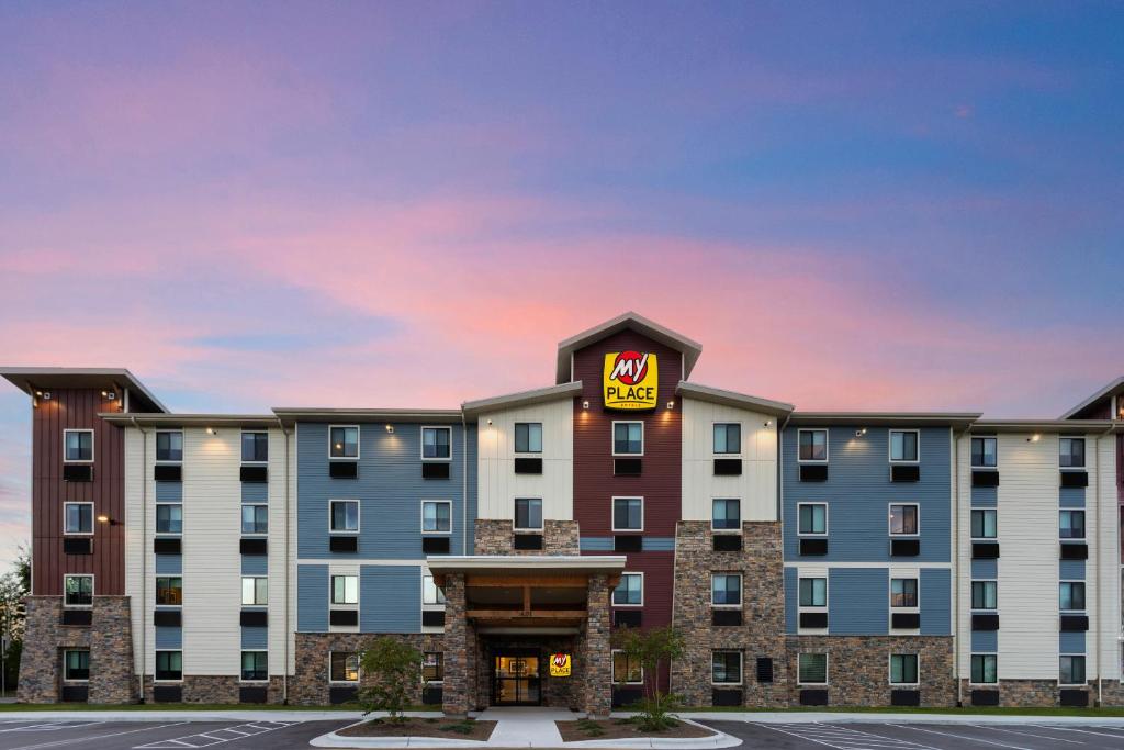 杰克逊维尔My Place Hotel-Jacksonville-Camp Lejeune, NC的酒店前方的 ⁇ 染