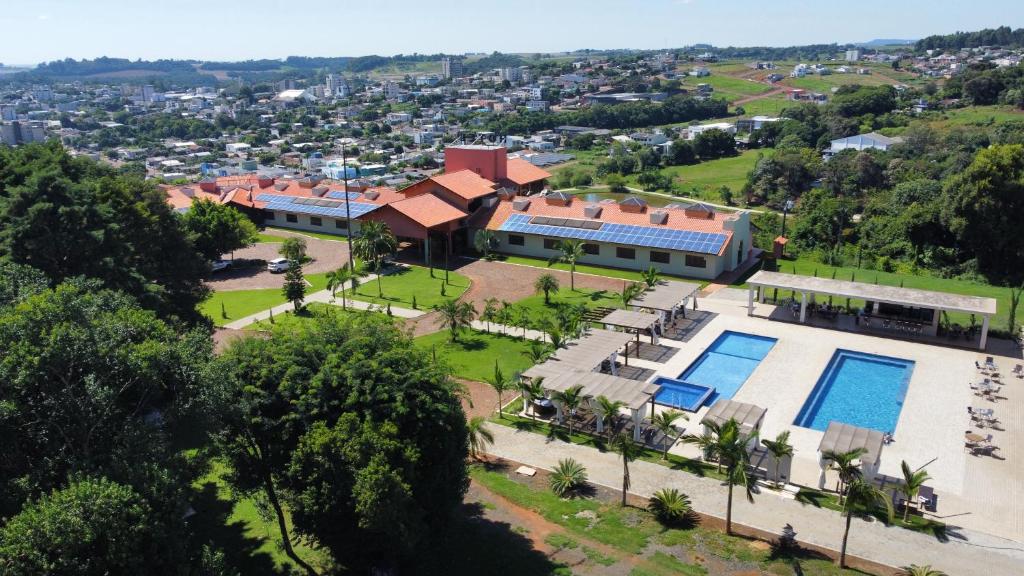 Dois VizinhosHotel Lago Dourado的享有带游泳池的建筑的空中景致