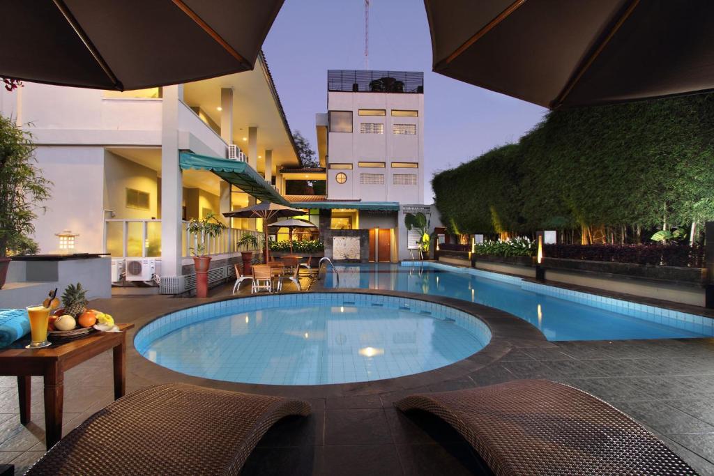 日惹卡克拉库苏马酒店的一座建筑物中央的游泳池