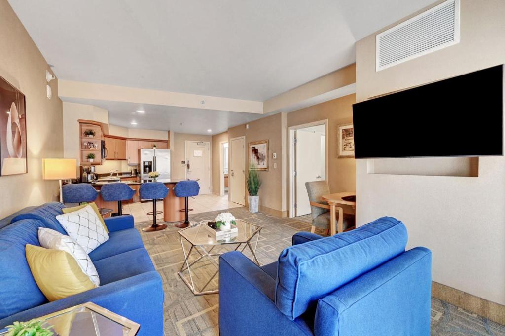 拉斯维加斯Royal Oasis Suite at Platinum Hotel-Strip Views的客厅配有蓝色的家具和平面电视。