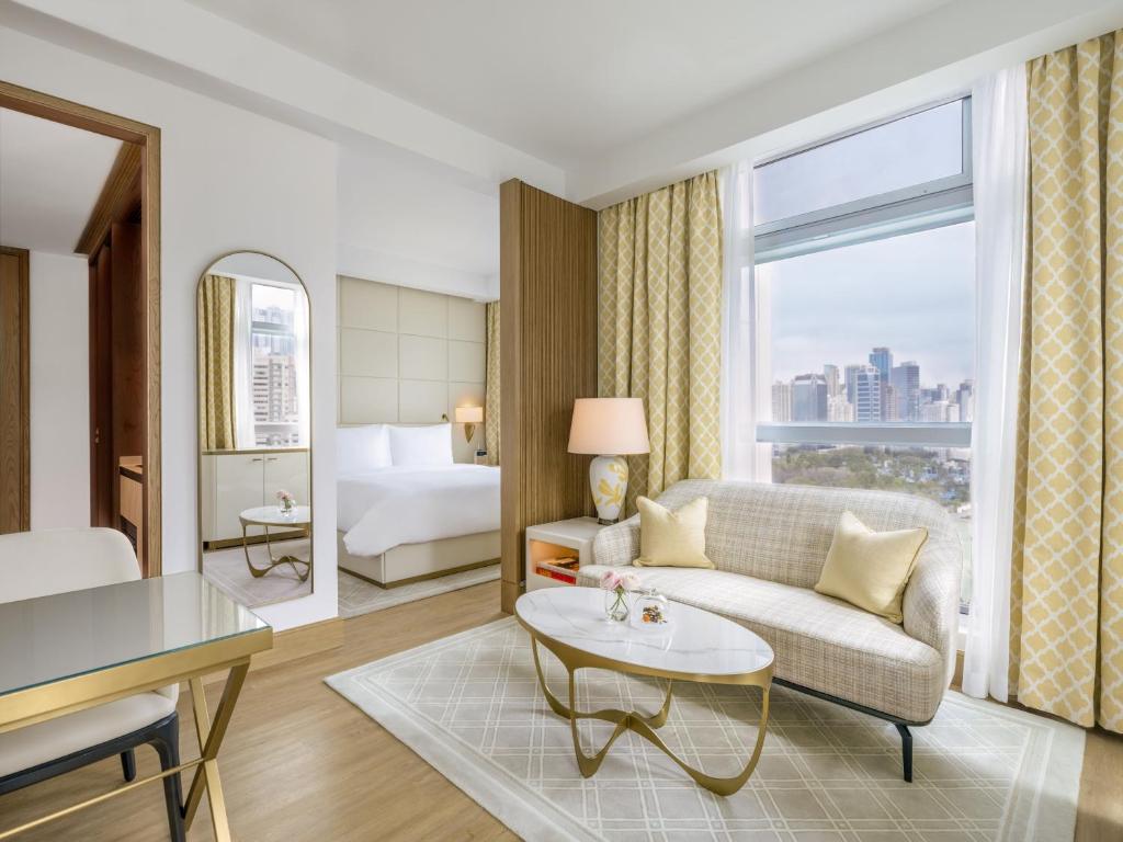 香港香港逸兰铜锣湾酒店的客厅配有沙发、桌子和床。