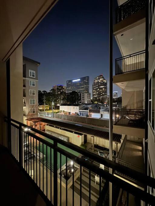 休斯顿Vacation Rental Home with Pool/Skyline View Near Galleria Mall的阳台享有夜间城市美景。