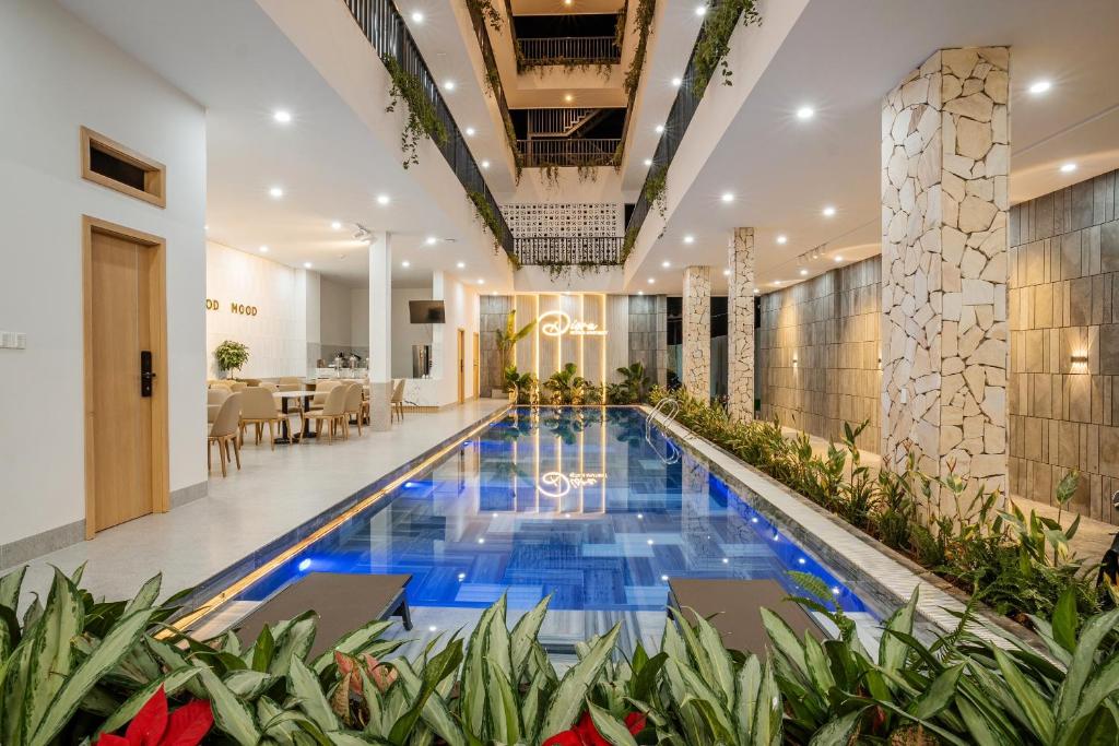 波来古市Diora Hotel的植物群中的一个游泳池