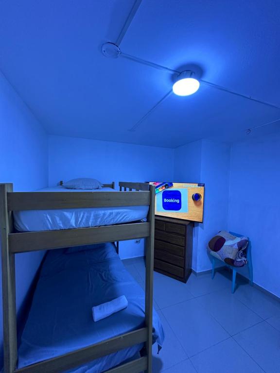利马4 a mas的客房设有带蓝色天花板的双层床。