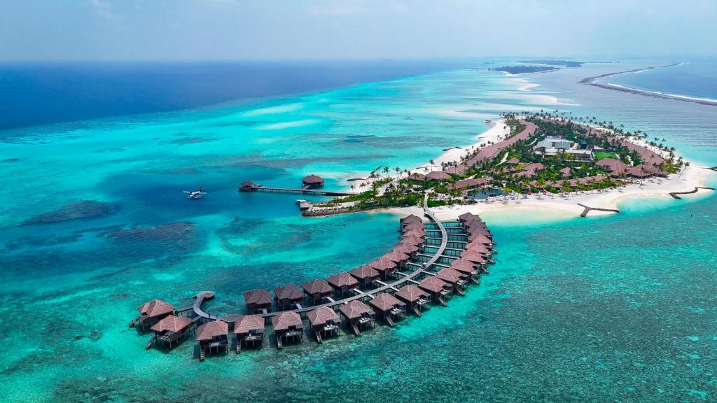 MachchafushiBarceló Whale Lagoon Maldives的海洋岛屿的空中景观