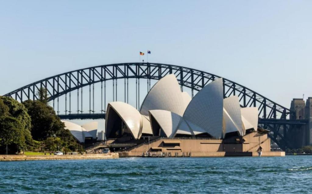 悉尼Harbour View with Opera House Overlook的带有桥的悉尼歌剧院