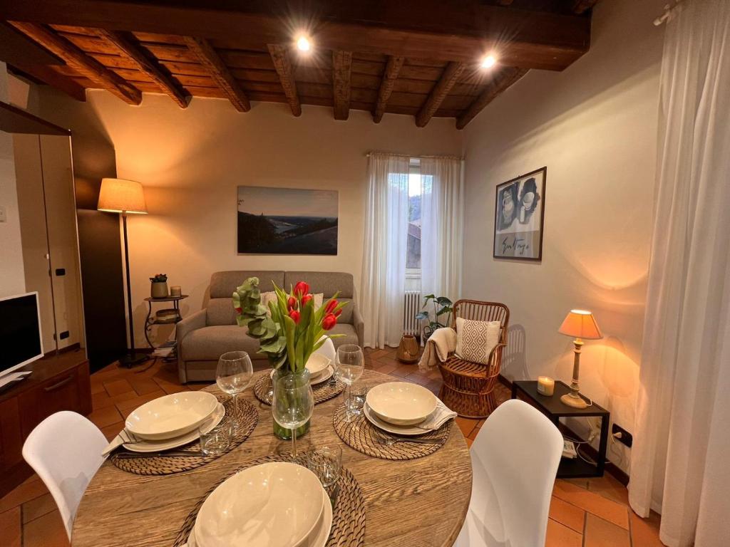 切尔诺比奥CASA DI MILO的客厅配有桌椅和沙发