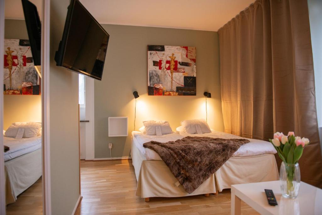 卡尔马Slottshotellet Annex的酒店客房设有两张床和一台平面电视。
