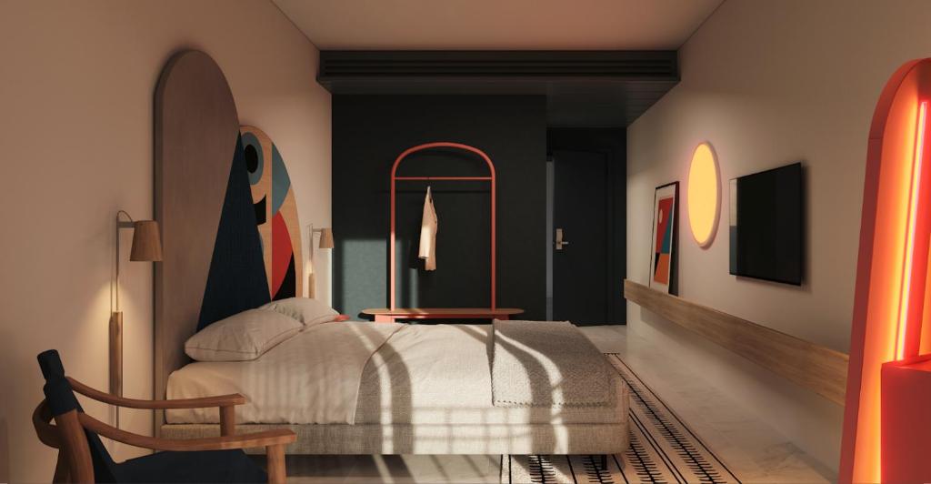 巴塞罗那费拉欧尼斯酒店的卧室配有1张床、1张桌子和1把椅子