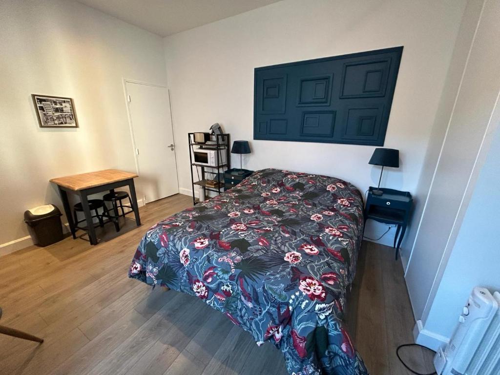 莱齐尼昂科尔比埃Studio Portal的卧室配有床、桌子和门