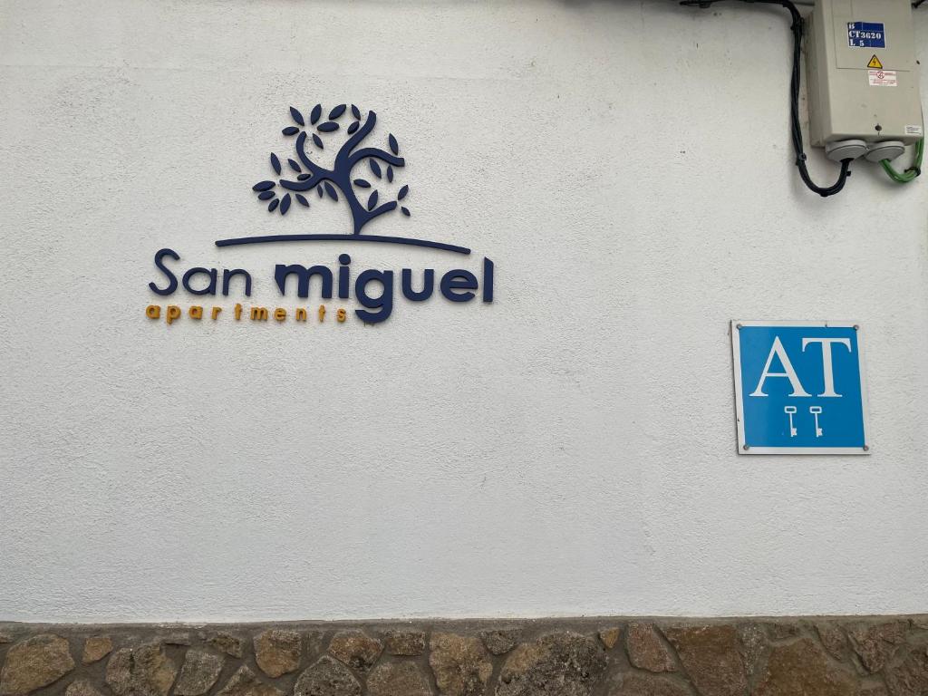 哈兰迪雅·德·拉·维尔Casa San Miguel AT-CC-360的建筑物一侧的标志