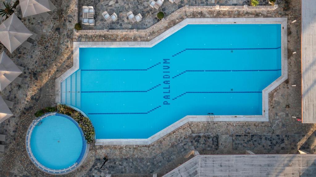 马尔马里Palladium hotel的游泳池的顶部景色