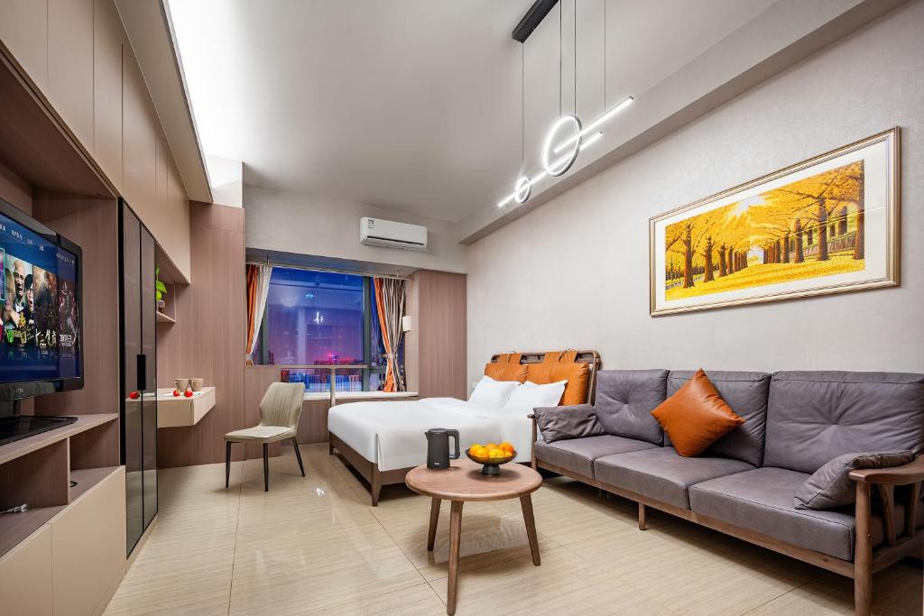 成都橘子星辰酒店公寓的客厅配有沙发和1张床
