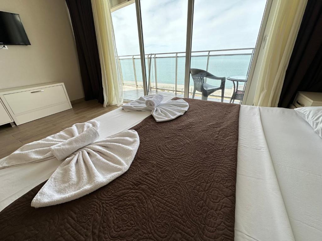 巴统SeaGate的一间卧室设有一张床,享有海景