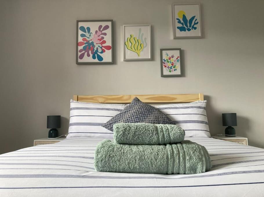 新港Modern home for those on business or on holiday的一间卧室配有带四个枕头的床