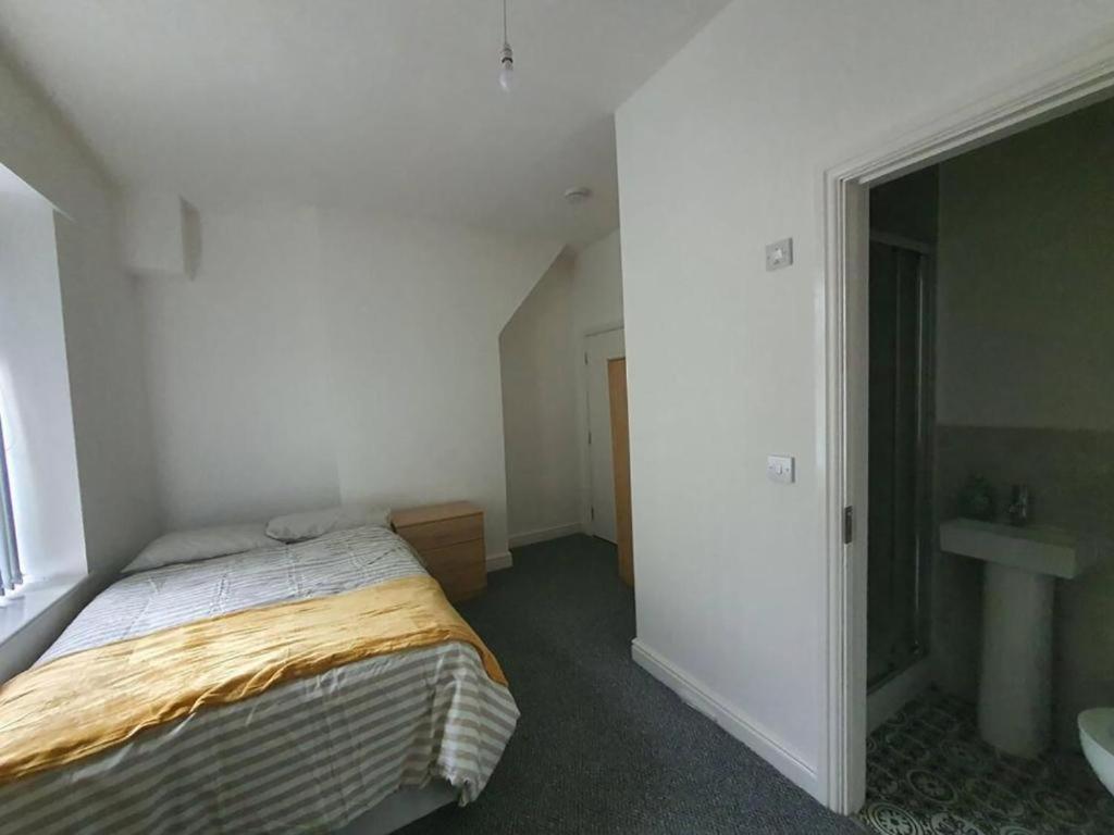 伯恩利Ensuite Double-bed L3 Burnley City Centre的一间带床和水槽的小卧室