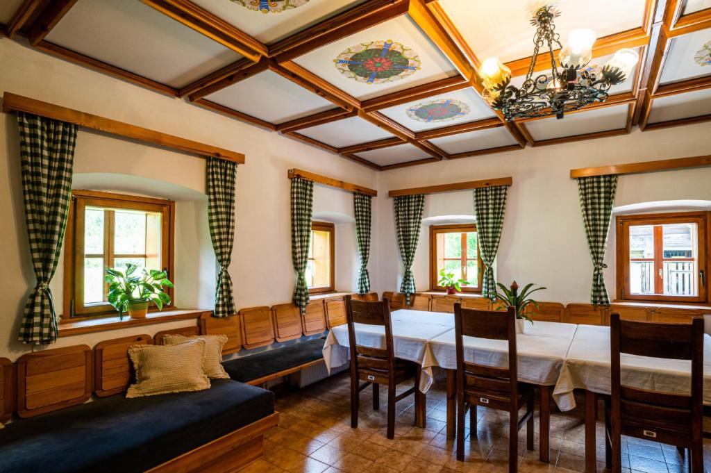 莫斯特拉纳Traditional homestead Guhar in Radovna的一间带桌椅的用餐室