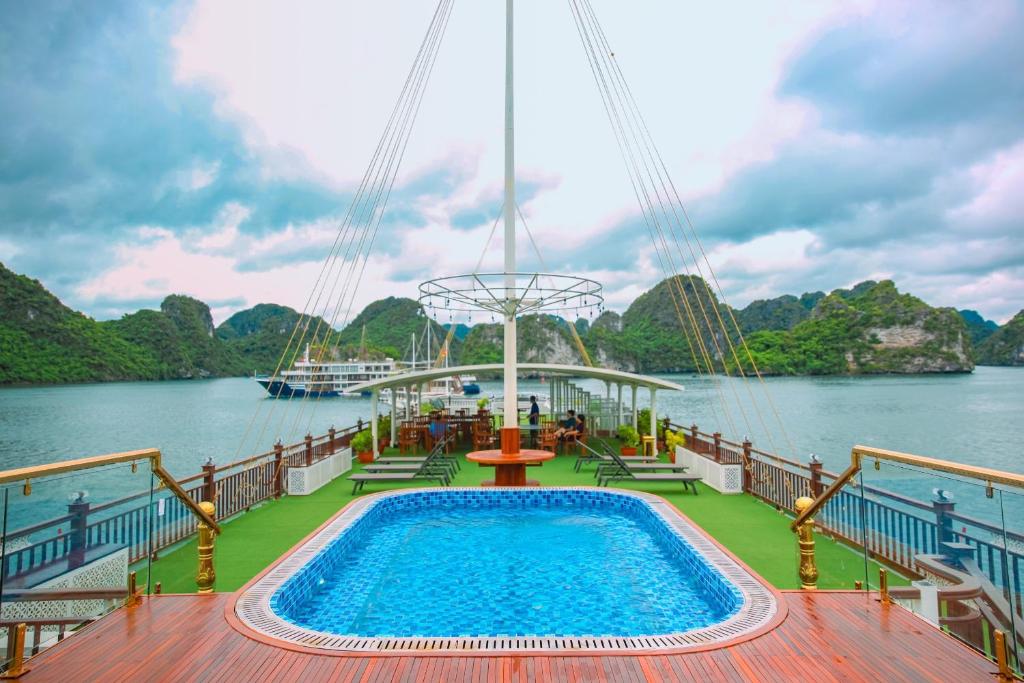 下龙湾Le Journey Calypso Pool Cruise Ha Long Bay的一艘带甲板游泳池的游轮