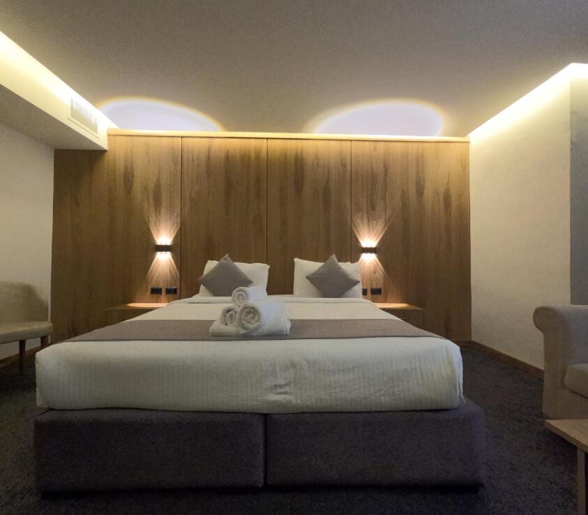 安曼ٍSandy Prime Hotel的卧室配有一张带两个枕头的大白色床