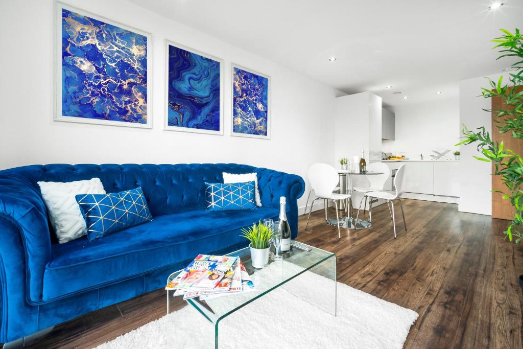 伯明翰Luxury Birmingham City Centre Apartment - Top Rated - 318H的客厅配有蓝色的沙发和桌子