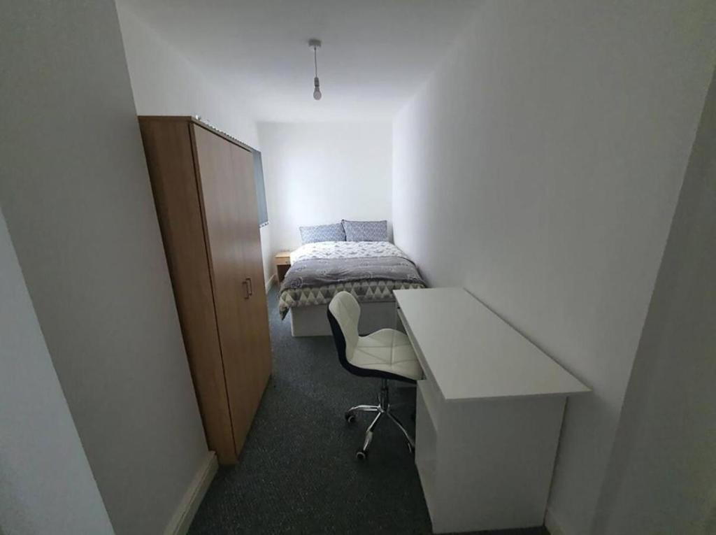 伯恩利Double-bed L2 Burnley City Centre的小房间设有一张桌子和一张床