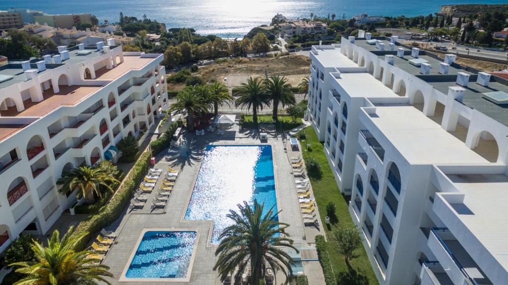 阿玛考德佩拉Ukino Terrace Algarve Concept的享有带游泳池的建筑的空中景致