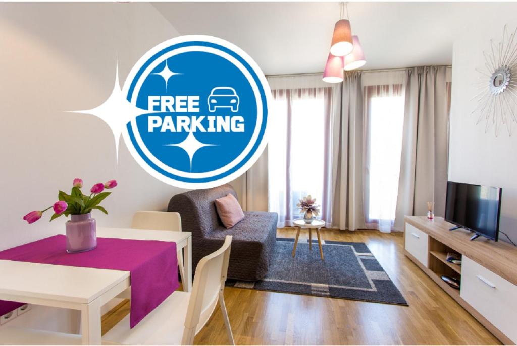 布达佩斯Colours Apartments Deluxe with FREE Parking的客厅的墙上设有免费停车位标志