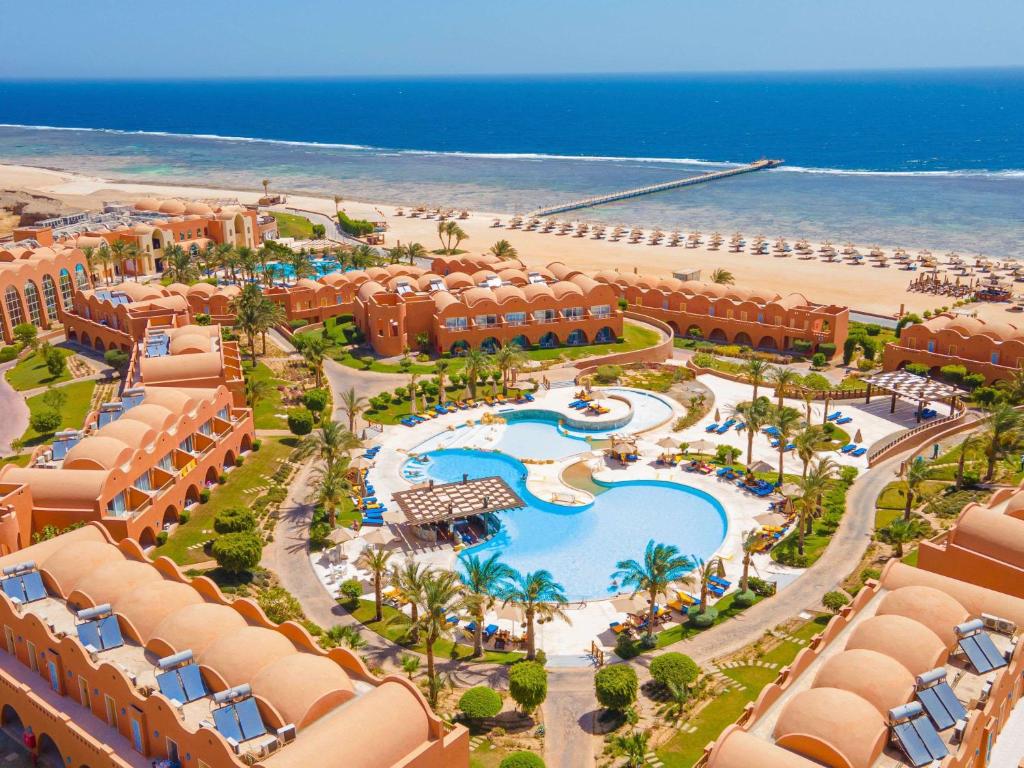 库塞尔Novotel Marsa Alam Beach Resort的享有度假村和海滩的空中景致