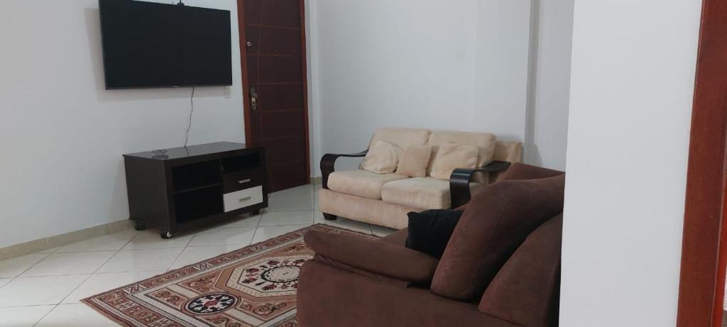 维多利亚-达孔基斯塔Apartamento completo e bem localizado的客厅配有沙发和椅子