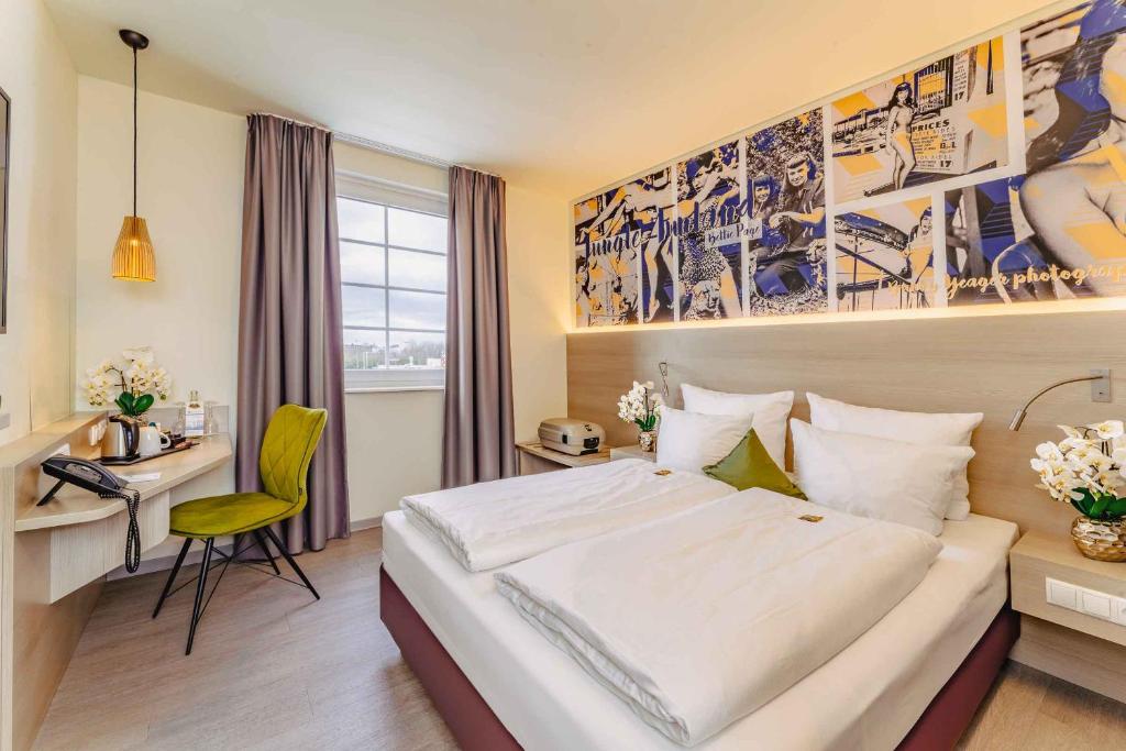 巴特拉珀瑙巴特拉珀瑙贝斯特韦斯特酒店的酒店客房设有一张大床和一张书桌。