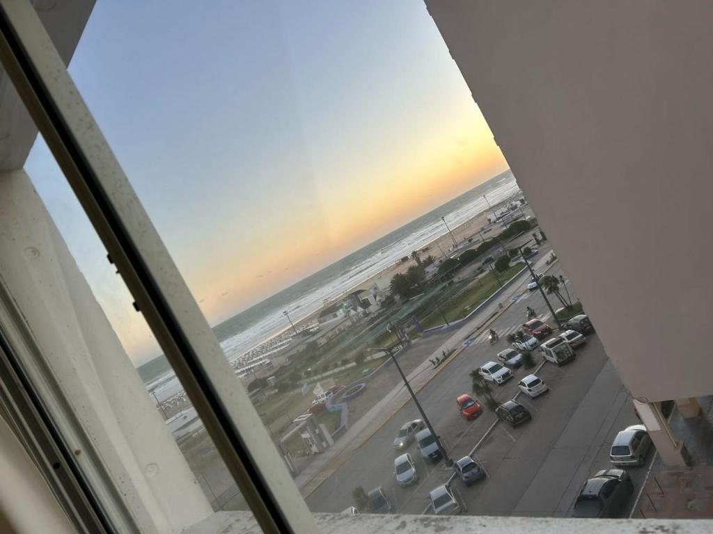 内科切阿Marítima mono ambiente的从停车场的窗户欣赏海景