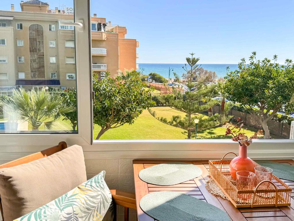 马拉加Apartamento con vistas al mar a 1 min de la playa的海景客房 - 带桌子