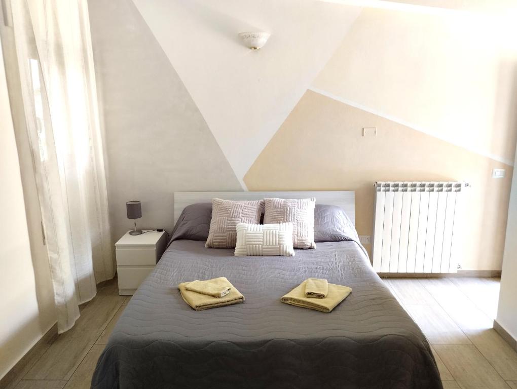 卡拉古诺内B&B Littu的一间卧室配有一张床,上面有两条毛巾