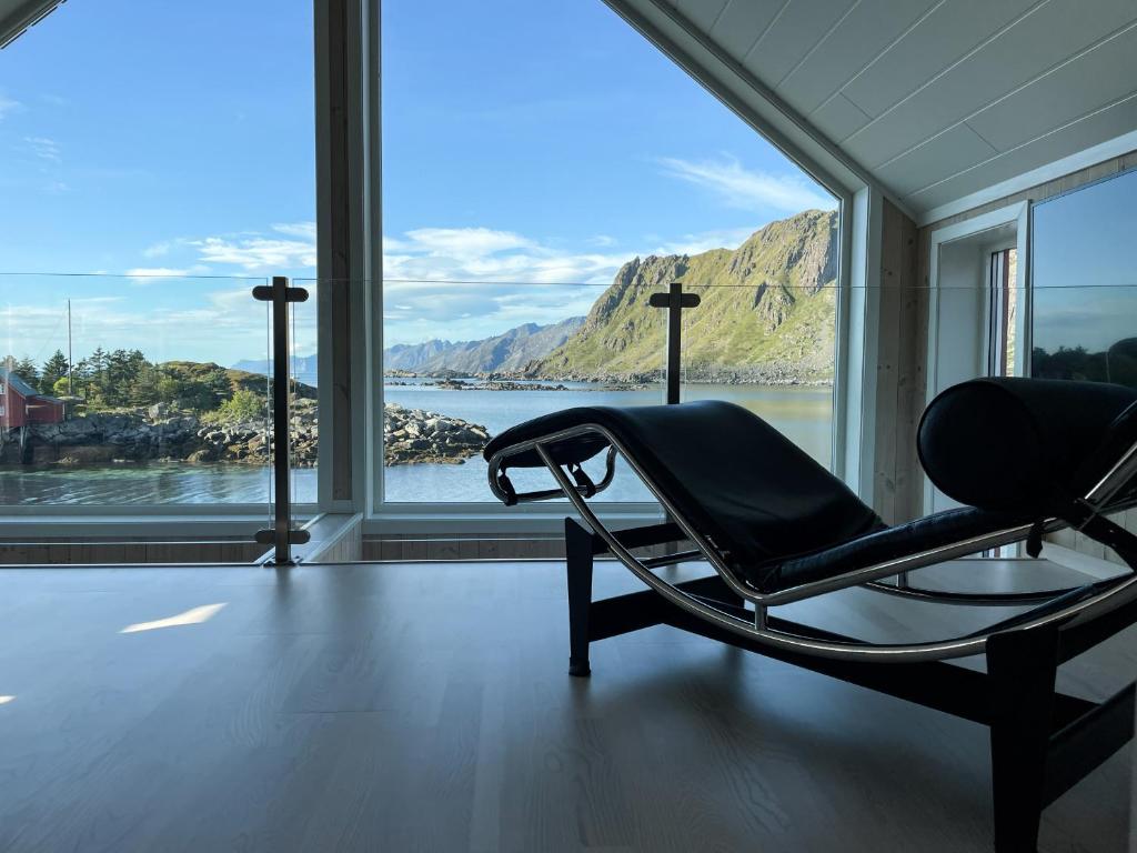 巴尔斯塔Cabin in Lofoten with spectacular view的水景客房的椅子