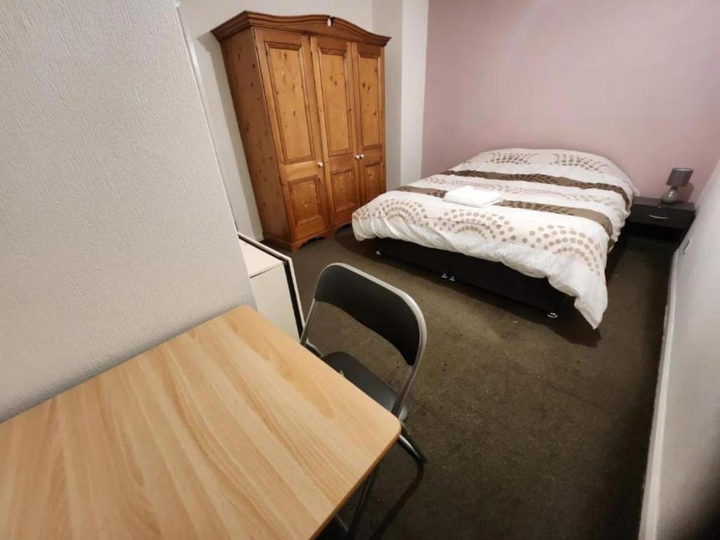 米德尔顿Double Bedroom TDB Greater Manchester的小房间设有床和木柜