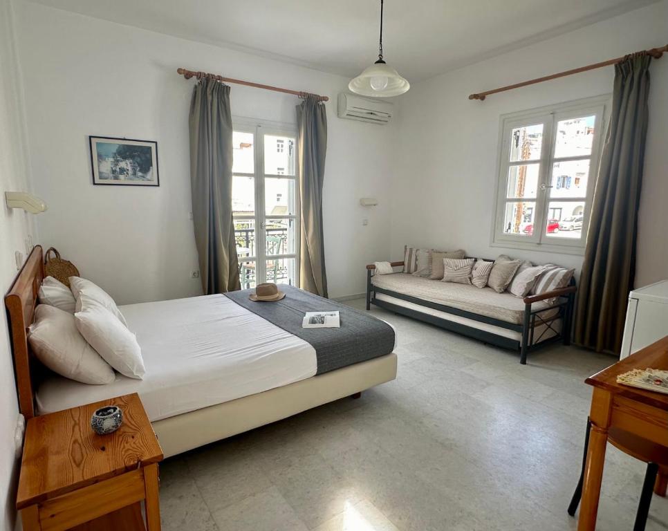 纳克索乔拉Ammosis Inn的一间卧室配有一张床和一张沙发