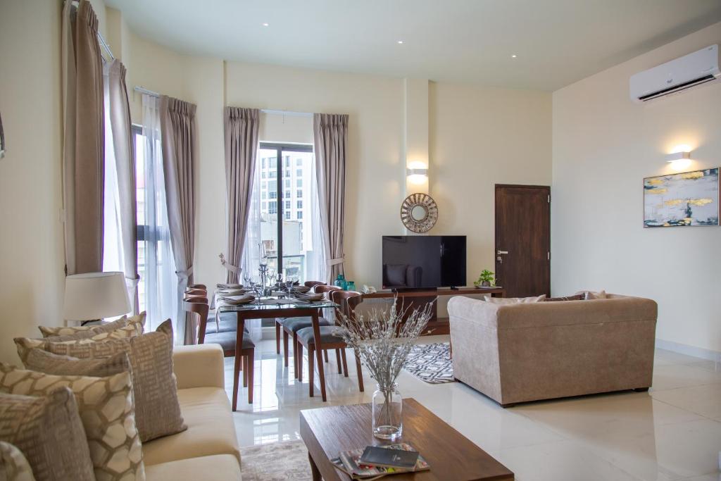 科伦坡Marine Suites的客厅配有沙发和桌子