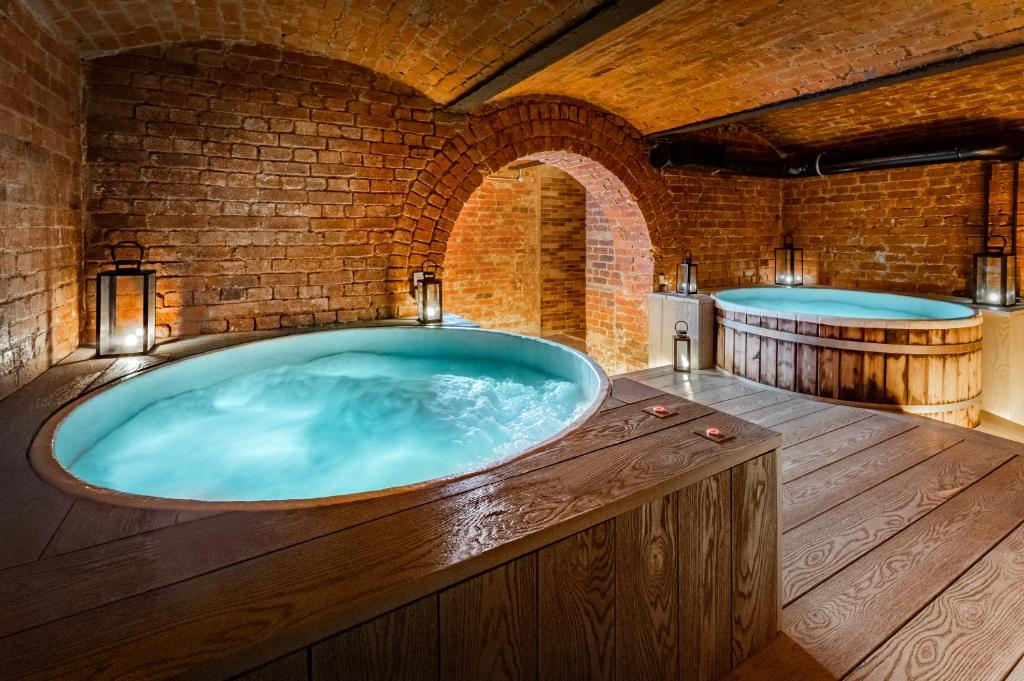 布莱顿霍夫Harbour Hotel & Spa Brighton的大型浴室设有两个按摩浴缸