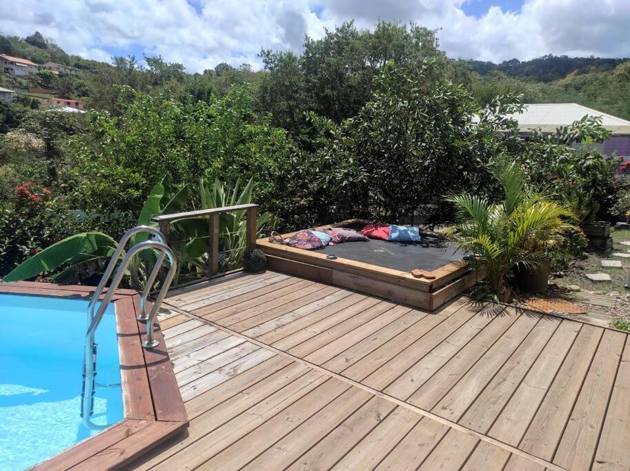 莱特鲁瓦西莱Villa Smile House的木甲板,泳池旁设有一张床