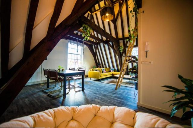米德尔堡Torenkamer Middelburgh的客厅配有沙发和桌子