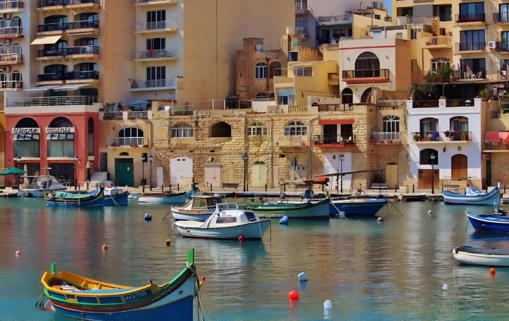 圣朱利安斯Bookarest Hostel Malta的一群船在水中,有建筑物