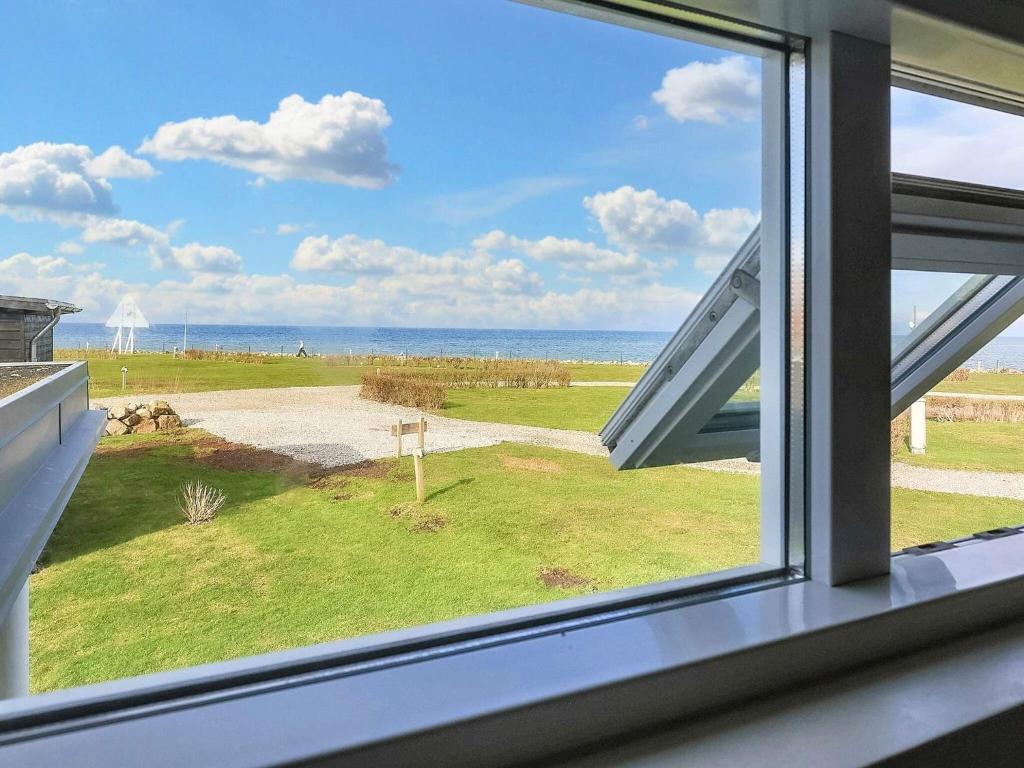 博恩瑟Holiday home Bogense XLV的从房子的窗户欣赏到海景