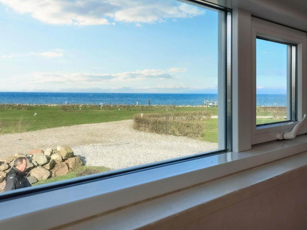 博恩瑟Holiday home Bogense XLVIII的海景窗户