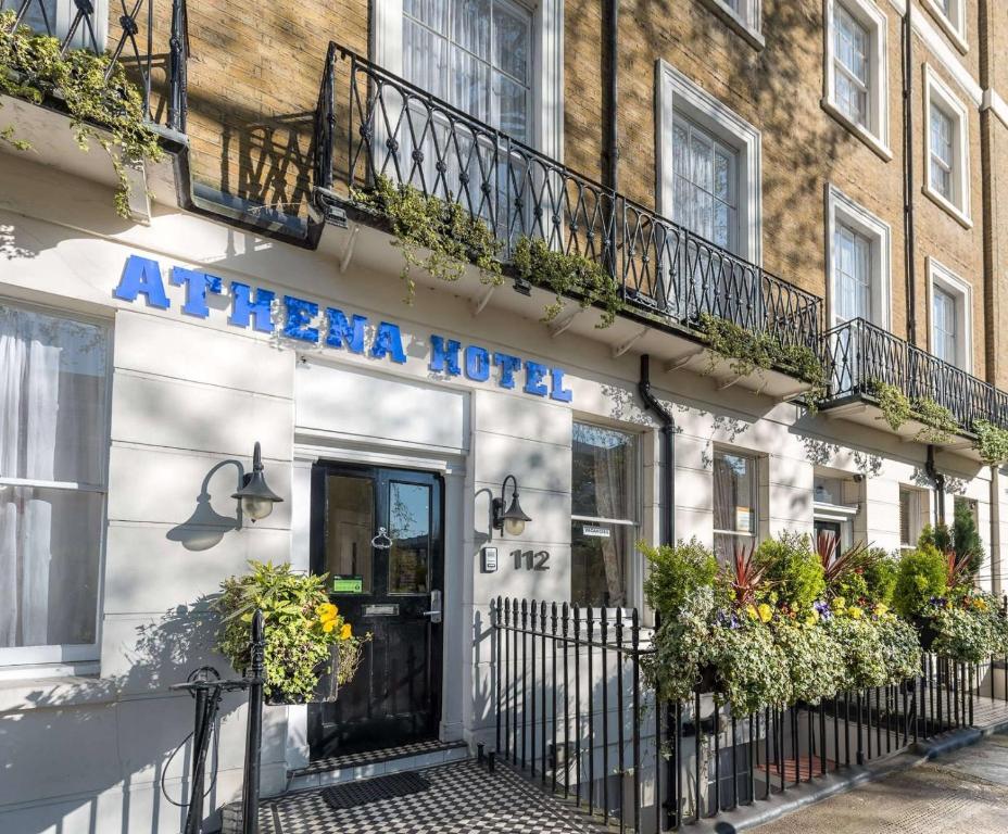 伦敦Athena Hotel的建筑一侧有标志的酒店