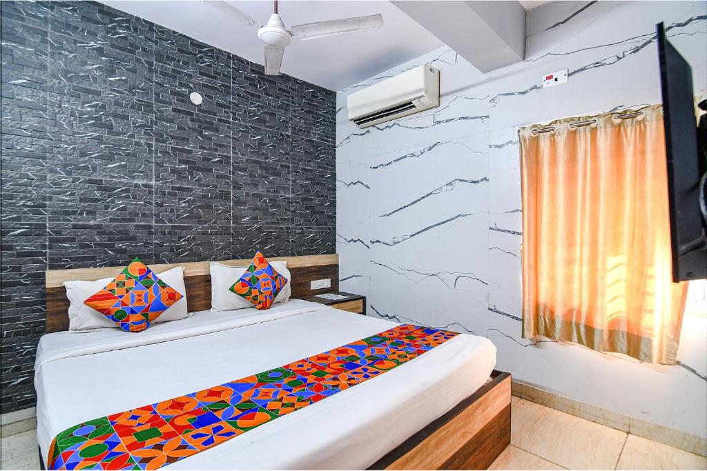 SāntrāgāchiFabExpress Subh Residency的一间卧室设有一张床和一面墙