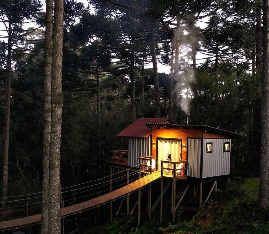 坎巴拉Cambará Ecomoradas的森林中间的小小屋