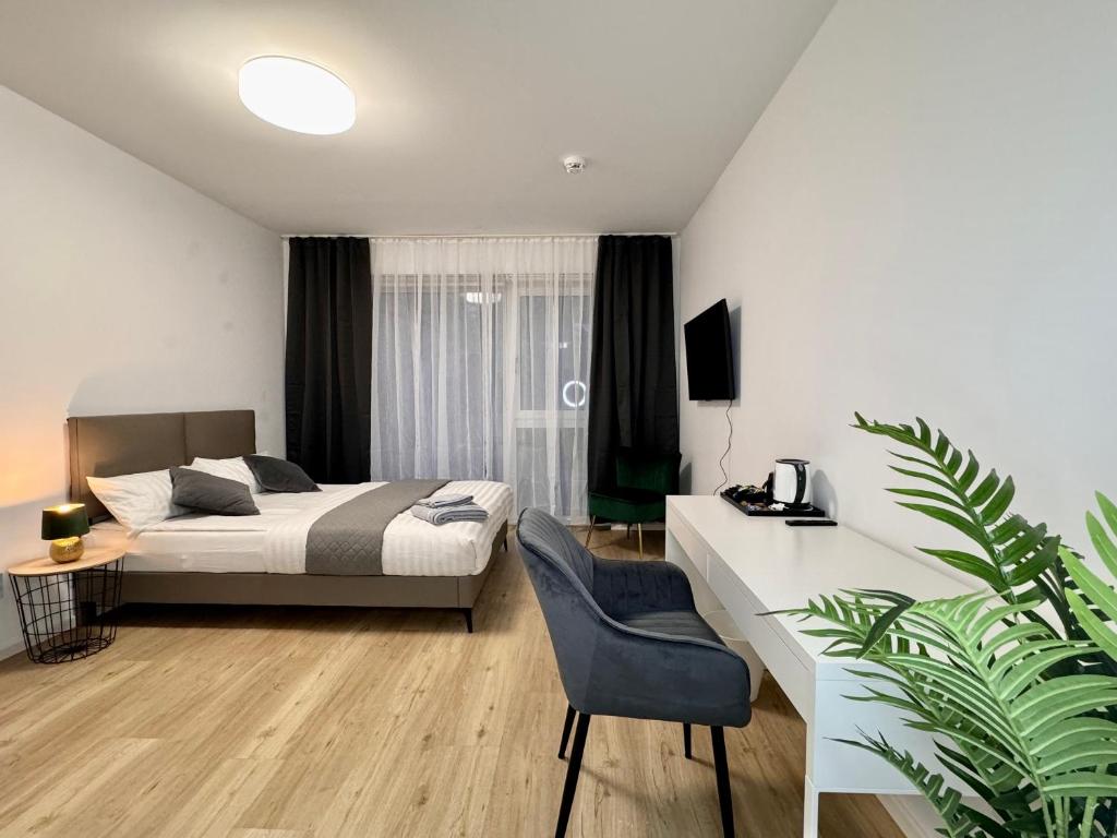 汉诺威Modernes Apartment nahe des Stadtzentrums的一间卧室配有一张床、一张桌子和一把椅子