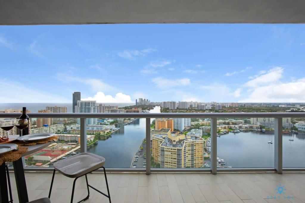 哈兰代尔海滩Infinite View - Balcony- Amazing Pool- Near Beach的阳台享有河景