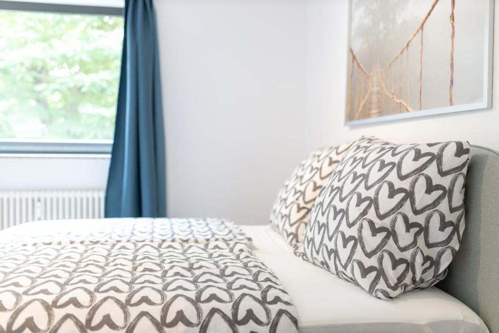 萨尔布吕肯Forest idyll - modern 2 room apartment的配有枕头和窗户的白色沙发